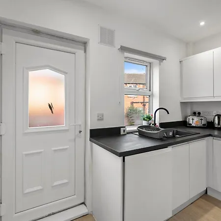 Leeds City Escape Stylish 2-Bed House & Parking Лидс