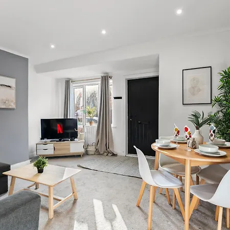 Leeds City Escape Stylish 2-Bed House & Parking Апартаменты *