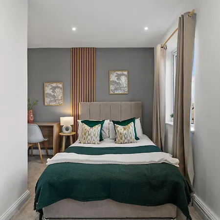 Апартаменты Leeds City Escape Stylish 2-Bed House & Parking Лидс