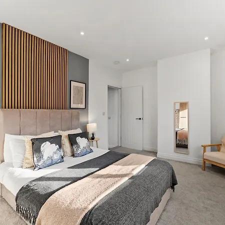 Апартаменты Leeds City Escape Stylish 2-Bed House & Parking