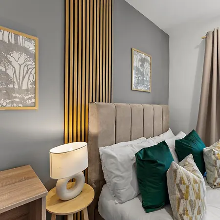 Leeds City Escape Stylish 2-Bed House & Parking Лидс