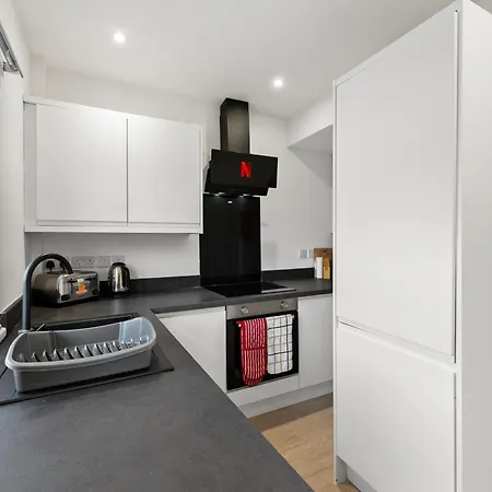 Apartment Escape Stylish 2-bed House & Parking *