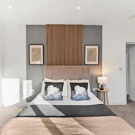 Апартаменты Leeds City Escape Stylish 2-Bed House & Parking Лидс