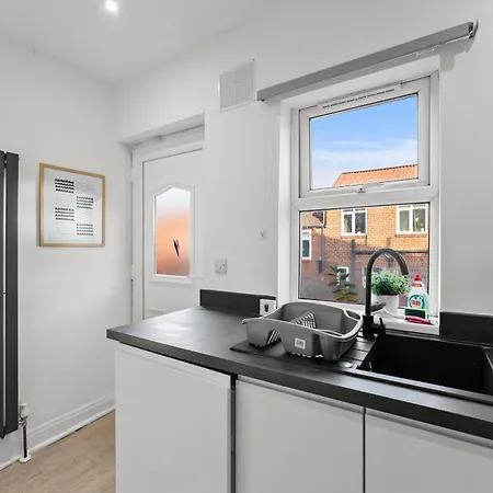 Leeds City Escape Stylish 2-Bed House & Parking Лидс