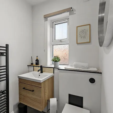 Leeds City Escape Stylish 2-Bed House & Parking Апартаменты Лидс