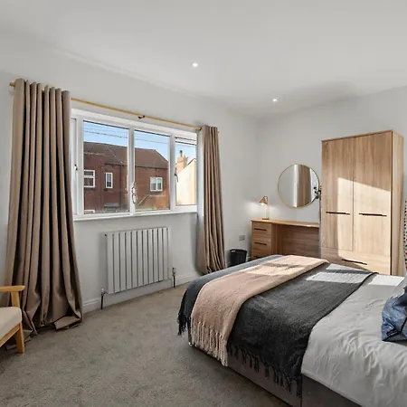 Leeds City Escape Stylish 2-Bed House & Parking * Лидс