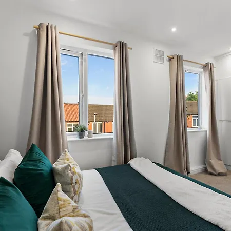 Leeds City Escape Stylish 2-Bed House & Parking * Лидс