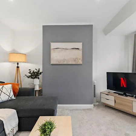 Апартаменты Leeds City Escape Stylish 2-Bed House & Parking *