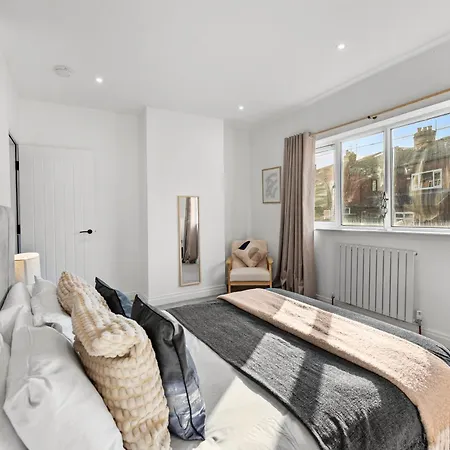 Leeds City Escape Stylish 2-Bed House & Parking Лидс